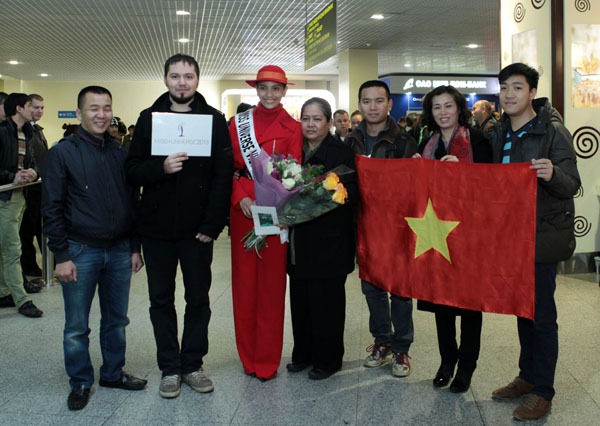Trương Thị May và Quang Linh chụp ảnh xì tin ở sân bay Nga 6