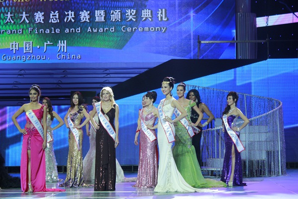 Hoa hậu Trần Thị Quỳnh gặp sự cố nhỏ đêm bán kết Mrs Worlds 2