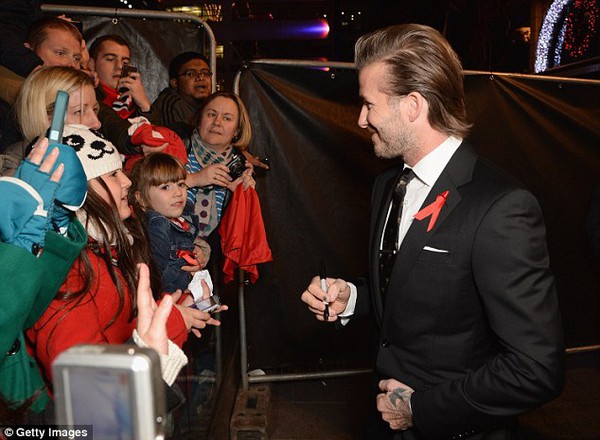 Beckham tự hào ngắm nhìn Vic và các con trên thảm đỏ 7