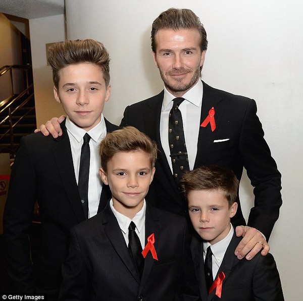 Beckham tự hào ngắm nhìn Vic và các con trên thảm đỏ 3