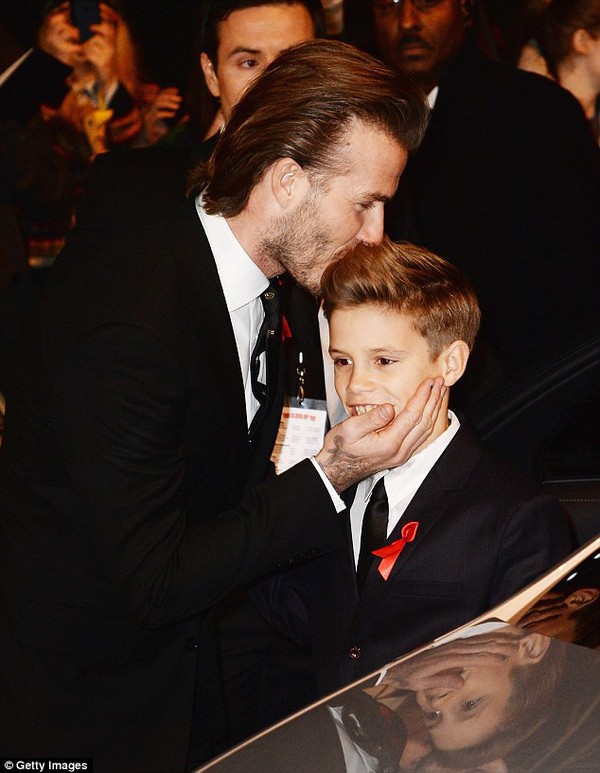 Beckham tự hào ngắm nhìn Vic và các con trên thảm đỏ 4