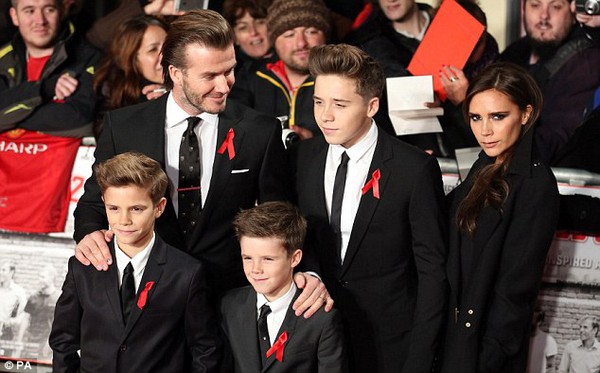 Beckham tự hào ngắm nhìn Vic và các con trên thảm đỏ 2