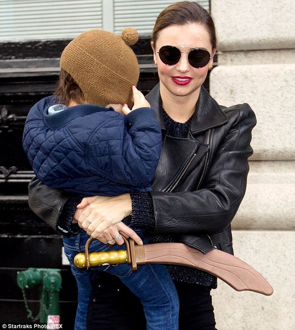 Miranda Kerr vui vẻ bế con đi chơi giữa bão tin đồn 1