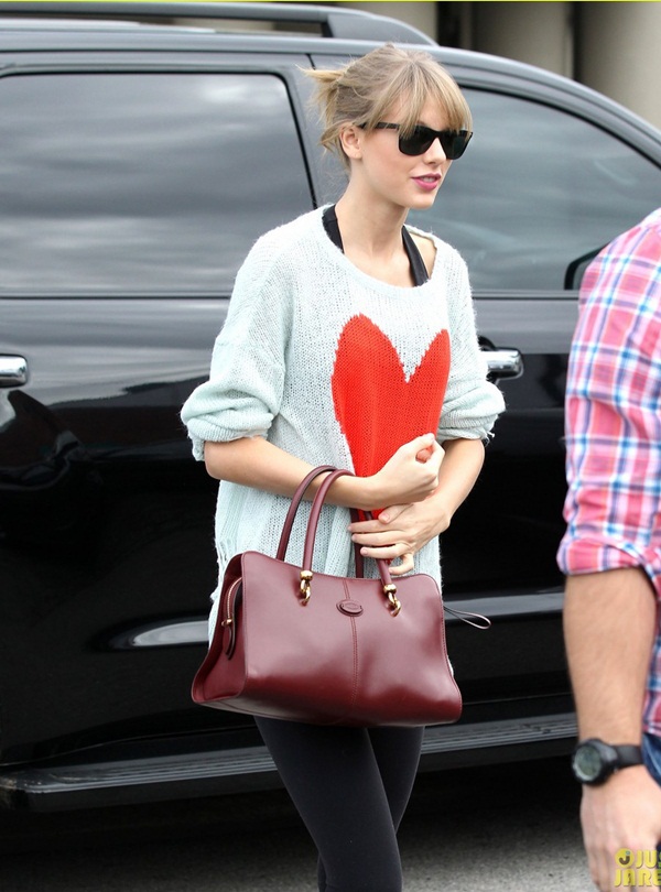 Taylor Swift vẫn đ&aacute;ng y&ecirc;u d&ugrave; ăn mặc giản dị 3