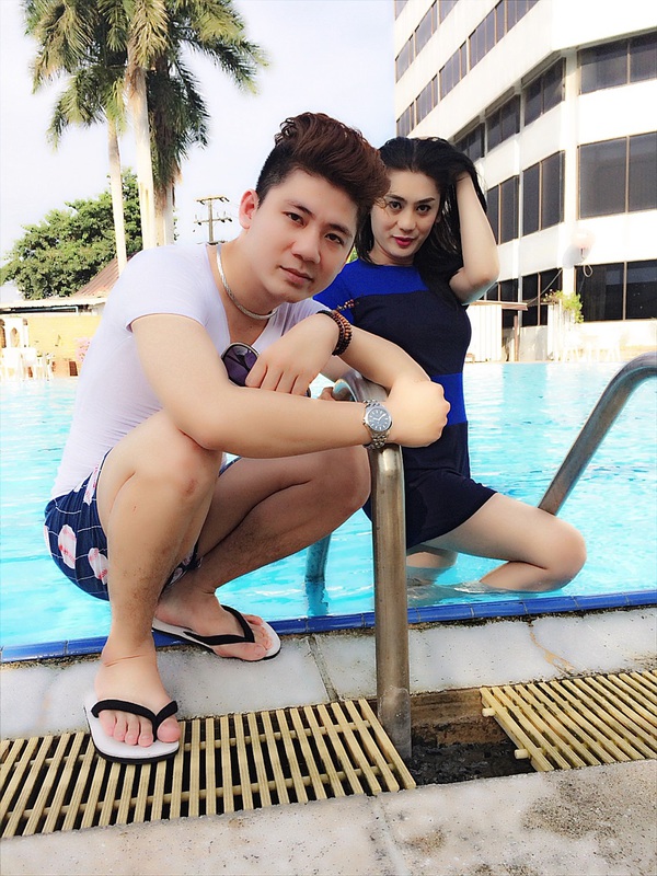 Lâm Chi Khanh khoe dáng cùng chồng bên bể bơi  2
