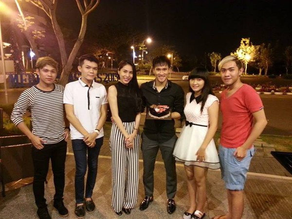 C&ocirc;ng Vinh đ&oacute;n sinh nhật ấm &aacute;p b&ecirc;n Thủy Ti&ecirc;n 1