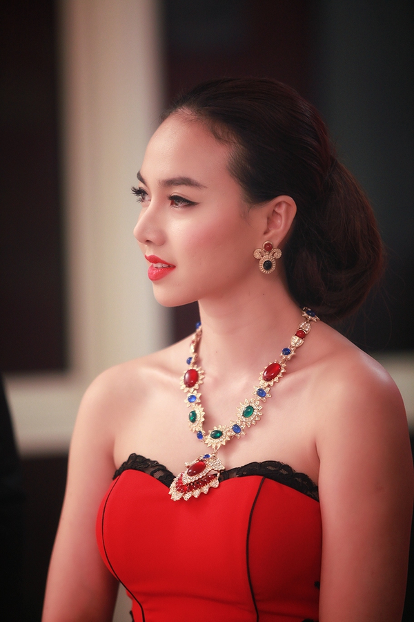 Đinh Ngọc Diệp và Trần Thị Quỳnh đỏ rực trên ghế giám khảo 6 Đinh Ngọc Diệp và Trần Thị Quỳnh đỏ rực trên ghế giám khảo 6