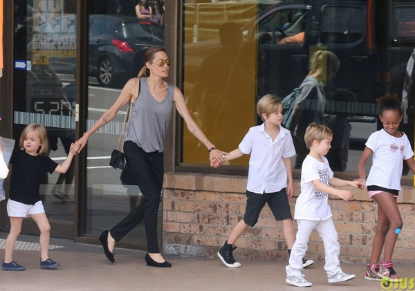 Mẹ con Angelina Jolie 