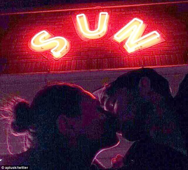 Chồng cũ Demi Moore khoe ảnh hôn bạn gái mới say đắm 1