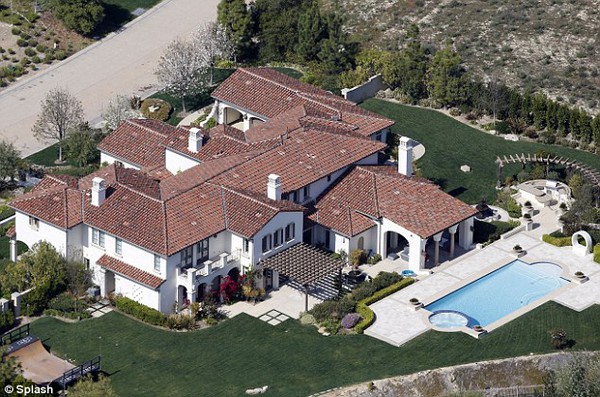 Selena Gomez muốn mua biệt thự gần nhà Justin Bieber  1