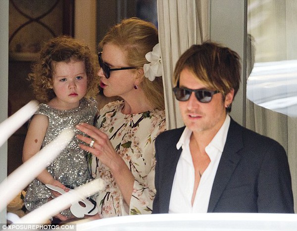 Con gái Nicole Kidman xinh như búp bê đi dự tiệc cùng mẹ 4