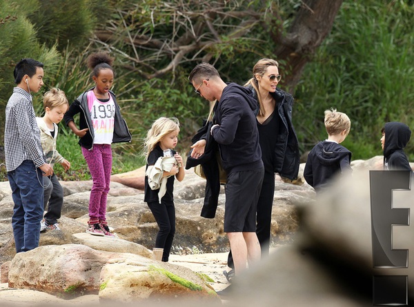 Angelina cùng các con nằm dài cho Brad Pitt chụp ảnh 13 Angelina cùng các con nằm dài cho Brad Pitt chụp ảnh 13
