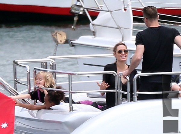 Angelina cùng các con nằm dài cho Brad Pitt chụp ảnh 4 Angelina cùng các con nằm dài cho Brad Pitt chụp ảnh 4