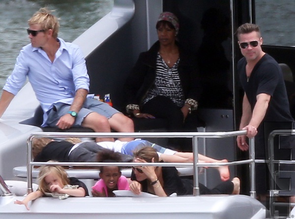 Angelina cùng các con nằm dài cho Brad Pitt chụp ảnh 5 Angelina cùng các con nằm dài cho Brad Pitt chụp ảnh 5