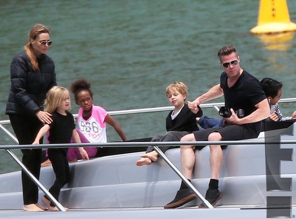 Angelina cùng các con nằm dài cho Brad Pitt chụp ảnh 6 Angelina cùng các con nằm dài cho Brad Pitt chụp ảnh 6