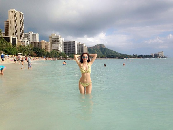 Mai Phương Thúy diện bikini nóng bỏng trên bãi biển Hawaii 1