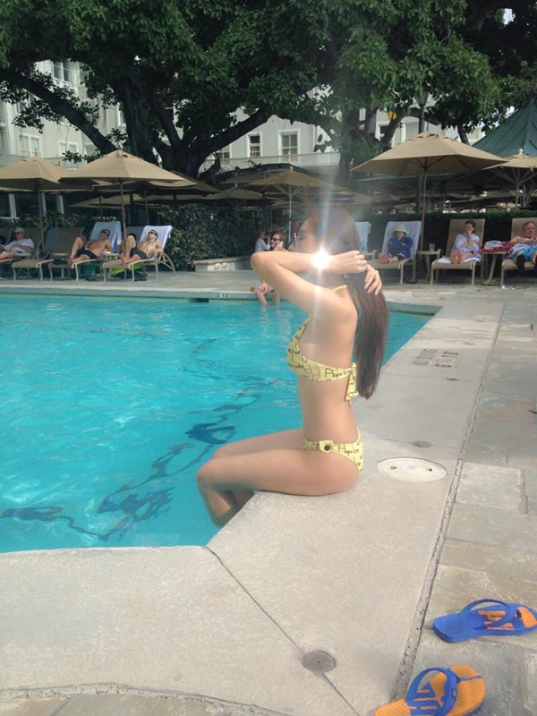 Mai Phương Th&uacute;y diện bikini n&oacute;ng bỏng tr&ecirc;n b&atilde;i biển Hawaii 5