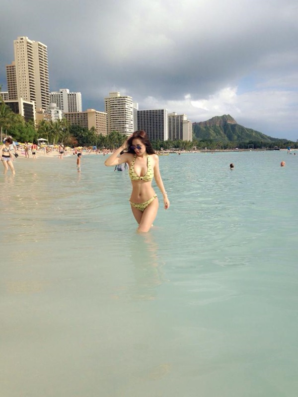 Mai Phương Thúy diện bikini nóng bỏng trên bãi biển Hawaii 2
