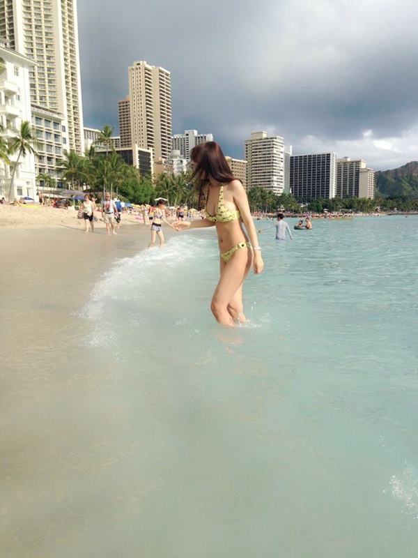 Mai Phương Thúy diện bikini nóng bỏng trên bãi biển Hawaii 3