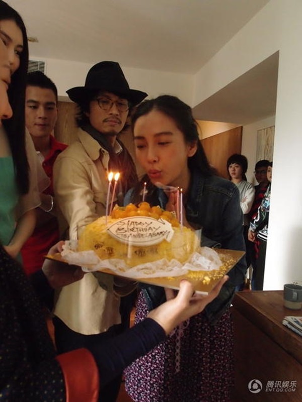 Angelababy đ&oacute;n sinh nhật 25 b&ecirc;n c&aacute;c đồng nghiệp  3
