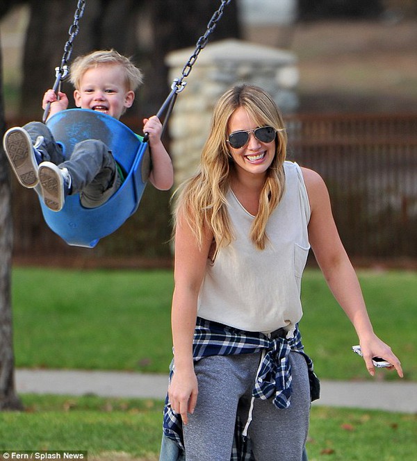 Hilary Duff đưa con trai đi chơi sau tuyên bố ly hôn 2