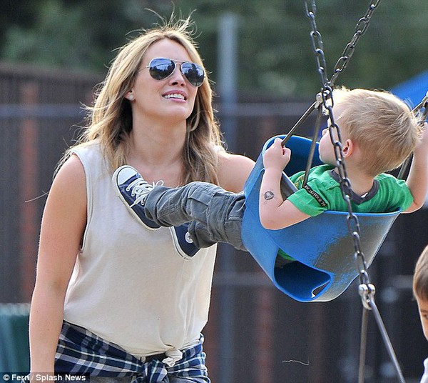 Hilary Duff đưa con trai đi chơi sau tuyên bố ly hôn 1