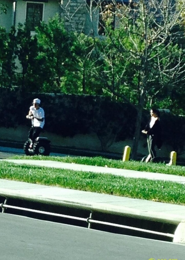 Bắt gặp Justin Bieber và Selena Gomez đi dạo cùng nhau 1