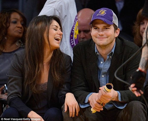 Ashton Kutcher "ép" hôn bạn gái trước 19 nghìn khán giả 11