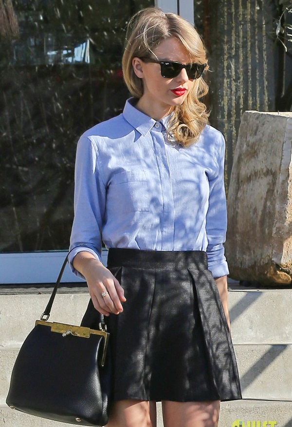 Taylor Swift khoe ch&acirc;n d&agrave;i mi&ecirc;n man với v&aacute;y ngắn 3