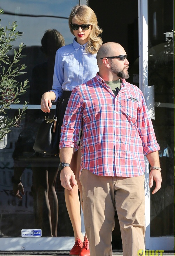Taylor Swift khoe chân dài miên man với váy ngắn 6