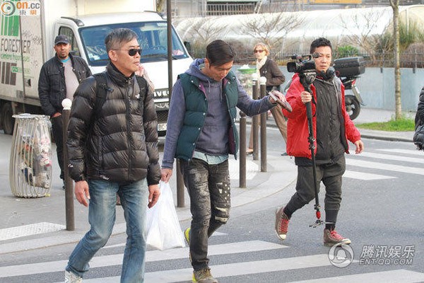 Tạ Đình Phong bị fan vây kín khi đi mua sắm ở Pháp 1