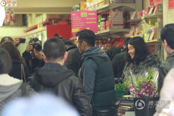 Tạ Đình Phong bị fan vây kín khi đi mua sắm ở Pháp 7