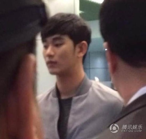 Fan ghen tị với nhân viên an ninh sờ ngực Kim Soo Hyun 5