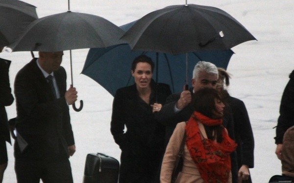 Mặc mưa gió Angelina Jolie đi thăm các nạn nhân chiến tranh 1