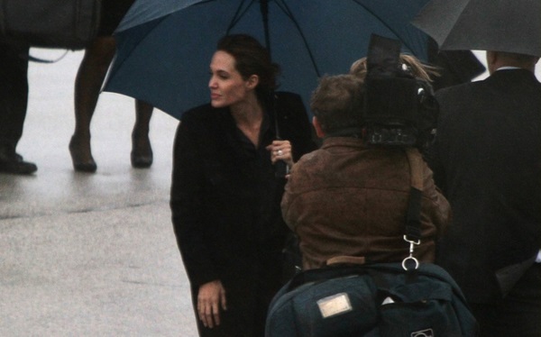 Mặc mưa gió Angelina Jolie đi thăm các nạn nhân chiến tranh 2