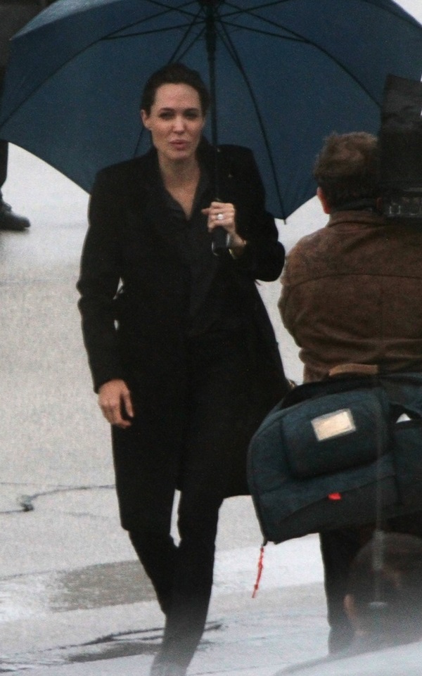 Mặc mưa gió Angelina Jolie đi thăm các nạn nhân chiến tranh 3