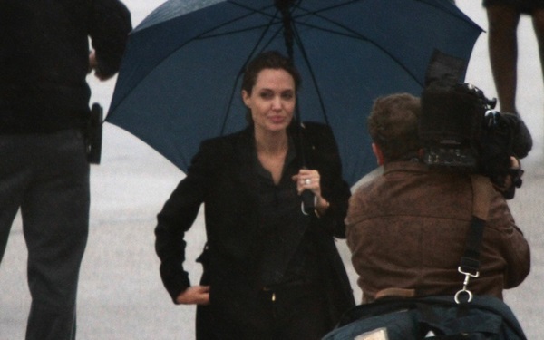 Mặc mưa gió Angelina Jolie đi thăm các nạn nhân chiến tranh 4