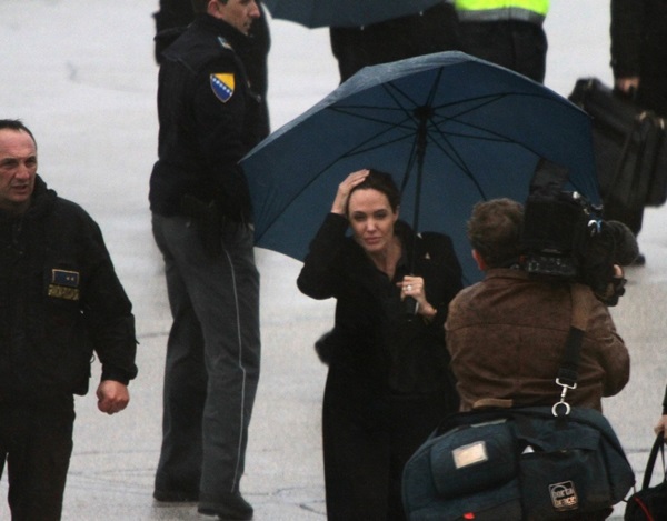Mặc mưa gió Angelina Jolie đi thăm các nạn nhân chiến tranh 5