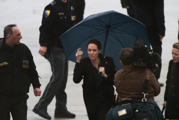Mặc mưa gió Angelina Jolie đi thăm các nạn nhân chiến tranh 6