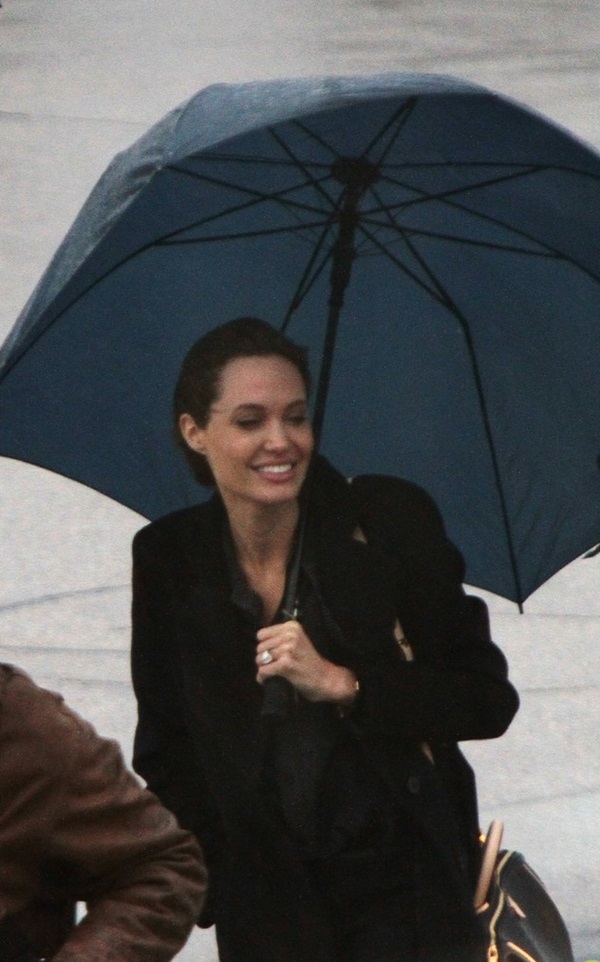 Mặc mưa gió Angelina Jolie đi thăm các nạn nhân chiến tranh 7