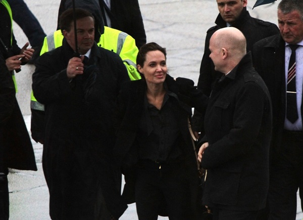 Mặc mưa gió Angelina Jolie đi thăm các nạn nhân chiến tranh 8