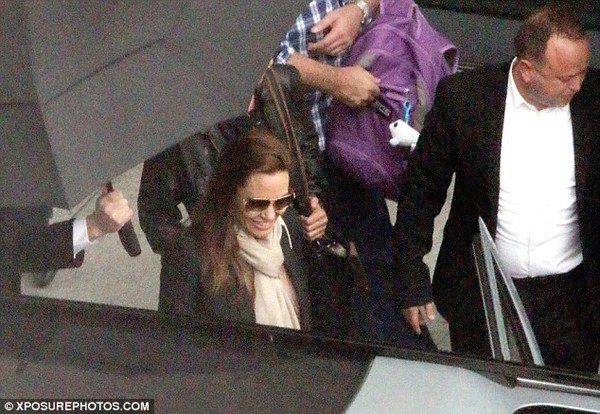 Mẹ con nhà Angelina Jolie gây chú ý tại sân bay 6