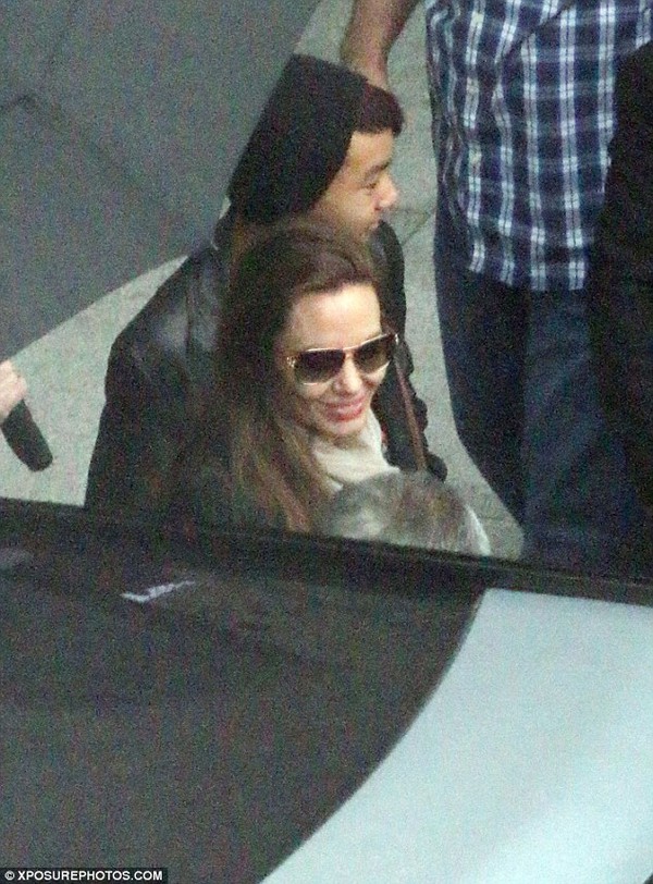 Mẹ con nhà Angelina Jolie gây chú ý tại sân bay 7