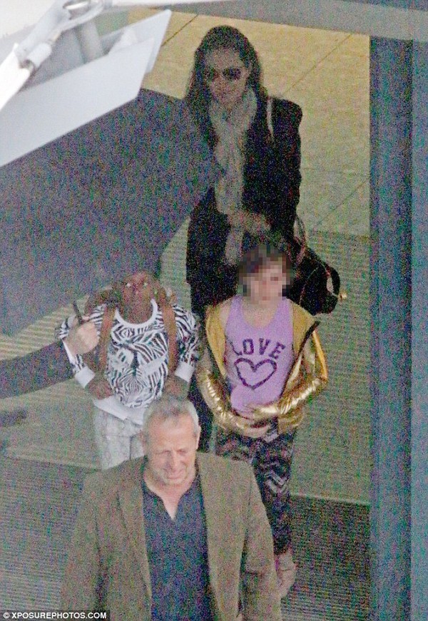 Mẹ con nhà Angelina Jolie gây chú ý tại sân bay 5