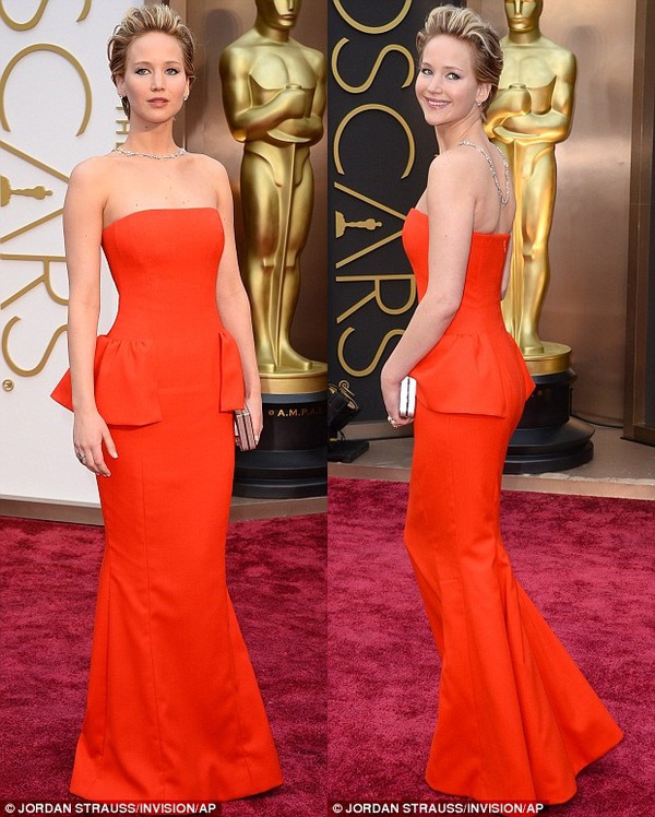 Jennifer Lawrence lại ngã nhào trên thảm đỏ lễ trao giải Oscar 8