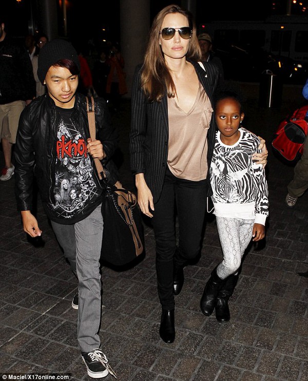 Mẹ con nhà Angelina Jolie gây chú ý tại sân bay 2