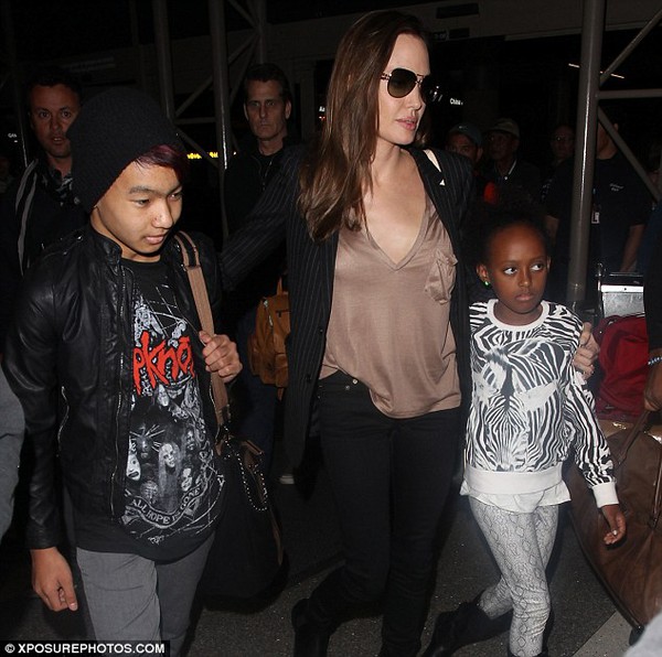 Mẹ con nhà Angelina Jolie gây chú ý tại sân bay 3