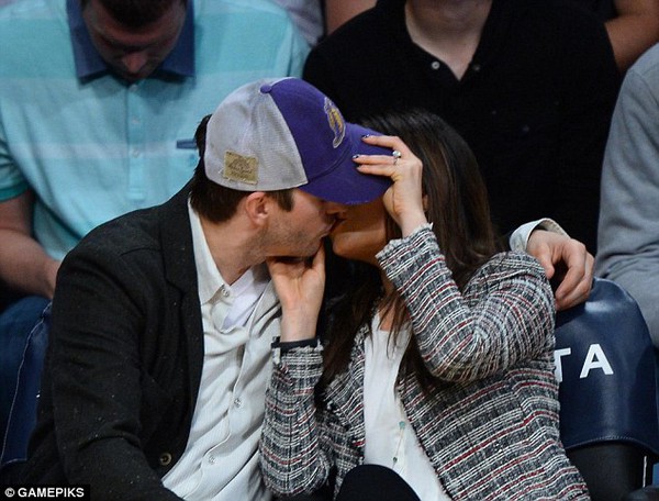 Ashton Kutcher buồn rầu khi phải hôn bạn gái trước đám đông 2