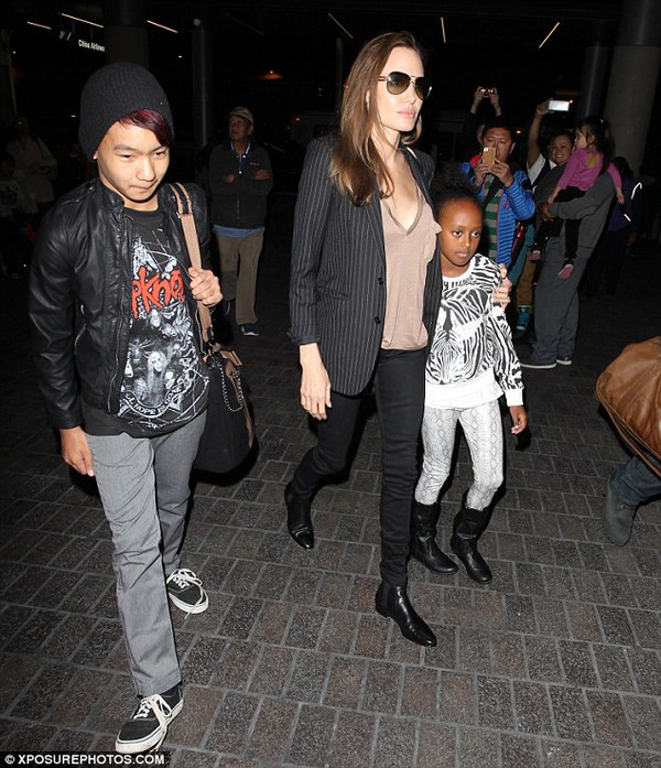 Mẹ con nhà Angelina Jolie gây chú ý tại sân bay 1