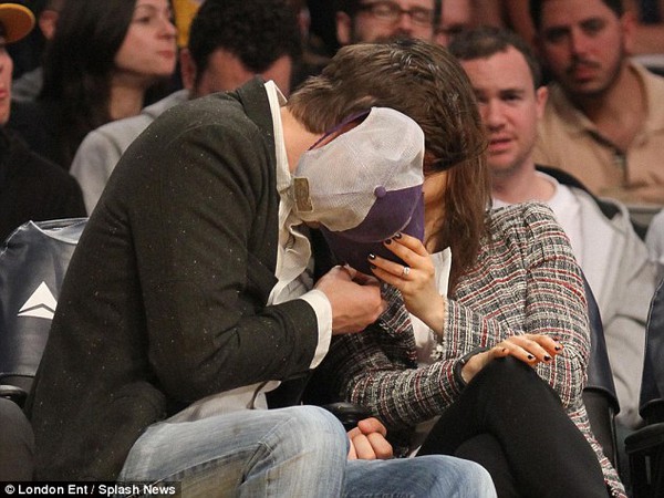 Ashton Kutcher buồn rầu khi phải hôn bạn gái trước đám đông 3